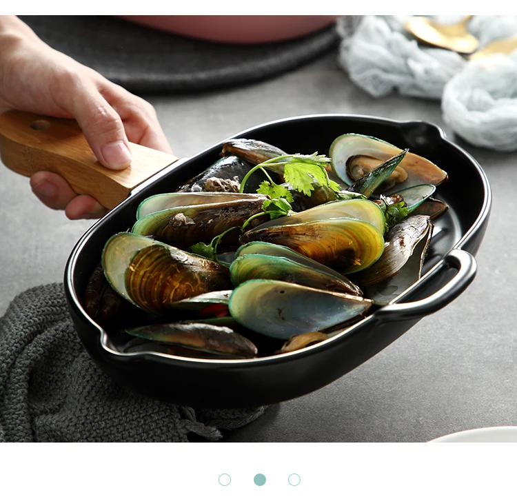 Creative large capacity baking ceramic plate Home kitchen dish with wooden handle flat plate anti-hot black pepper steak plate