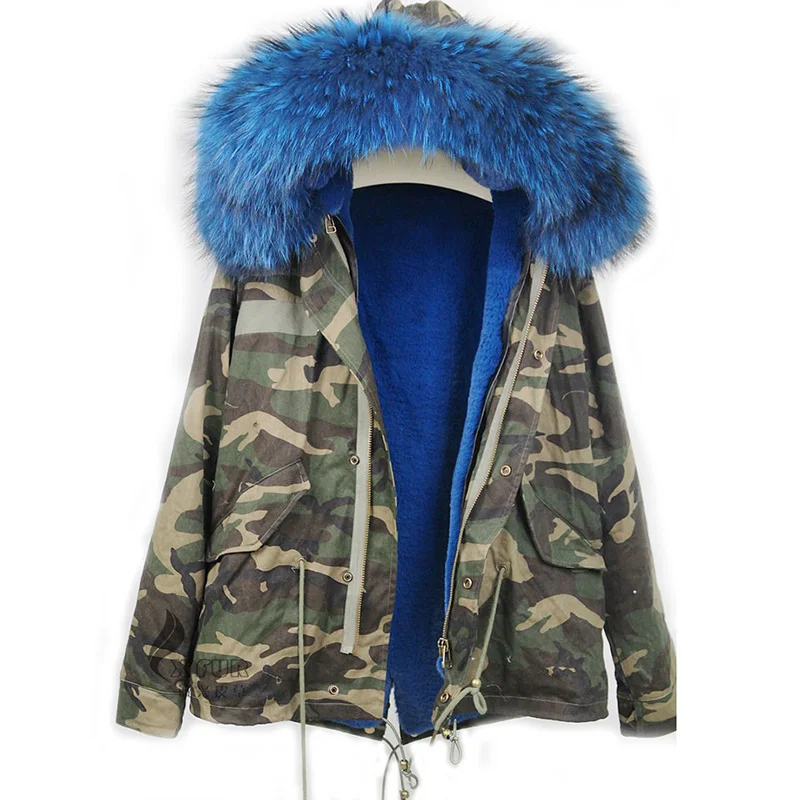 Женская зимняя парка с капюшоном и подкладкой из искусственного меха енота |