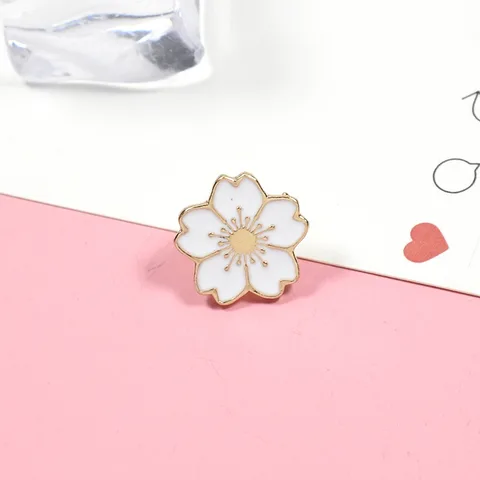 Броши с цветами гуантуо