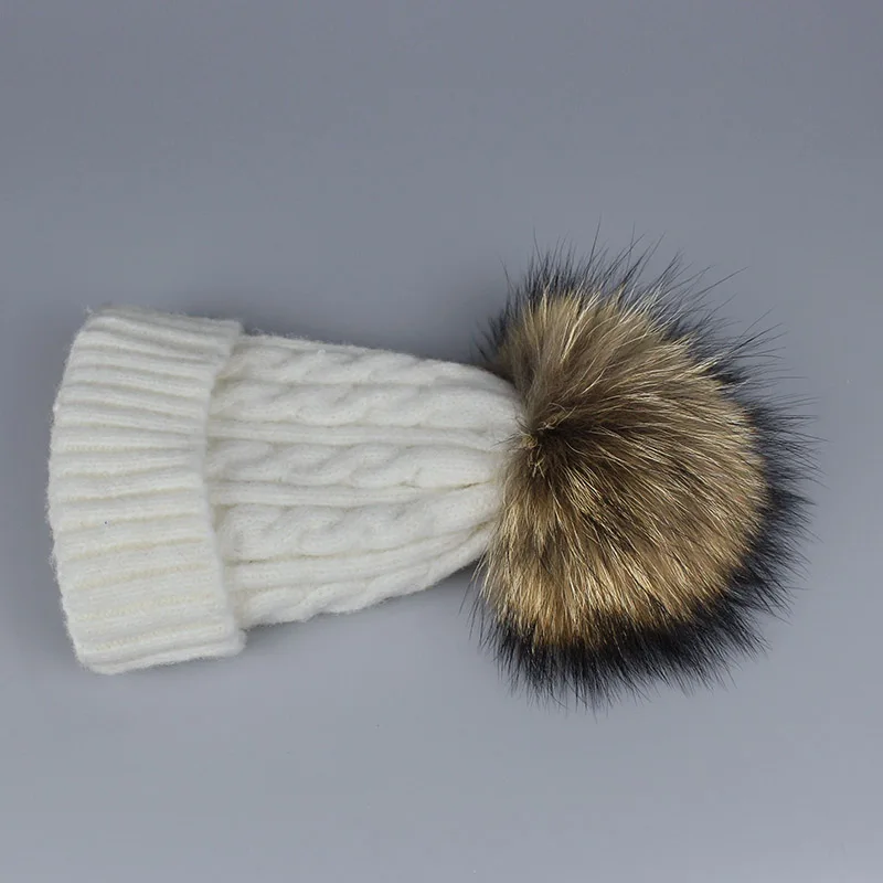 Детская шерстяная шапка 2018 с большим помпоном из меха енота вязаная крючком