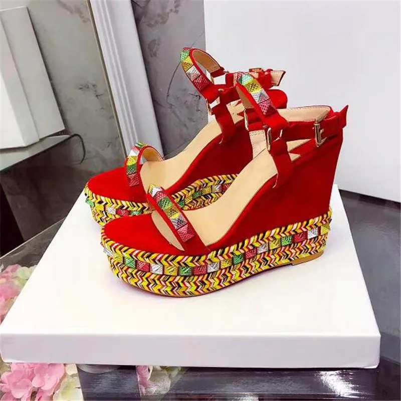 Босоножки на танкетке и платформе женская обувь ярких цветов с заклепками шипами
