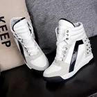 Женские кроссовки с заклепками, на платформе, из дышащей кожи, на скрытой танкетке, для тенниса, 2018