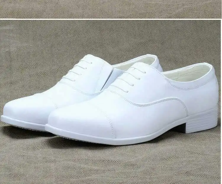 Белые мужские официальные туфли на низком каблуке со шнуровкой темно синие