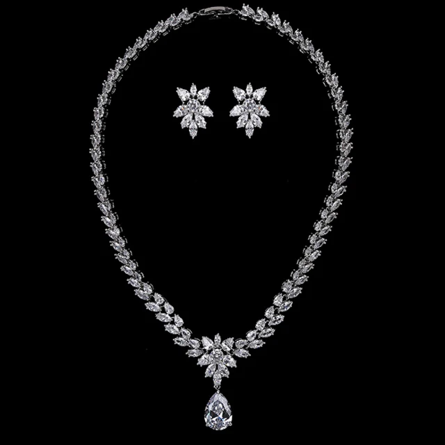 

Clear copper Micro Pave zircon necklace set (necklace, earrings)