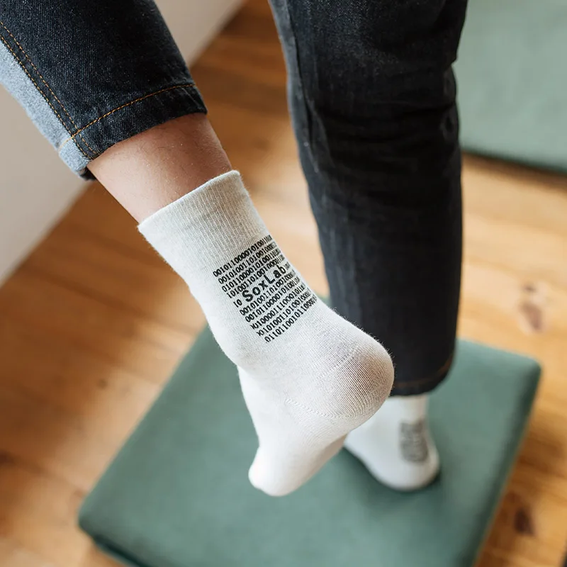 [EIOISAPRA] Модные носки с английским словом следом за Харадзюку дивертидос