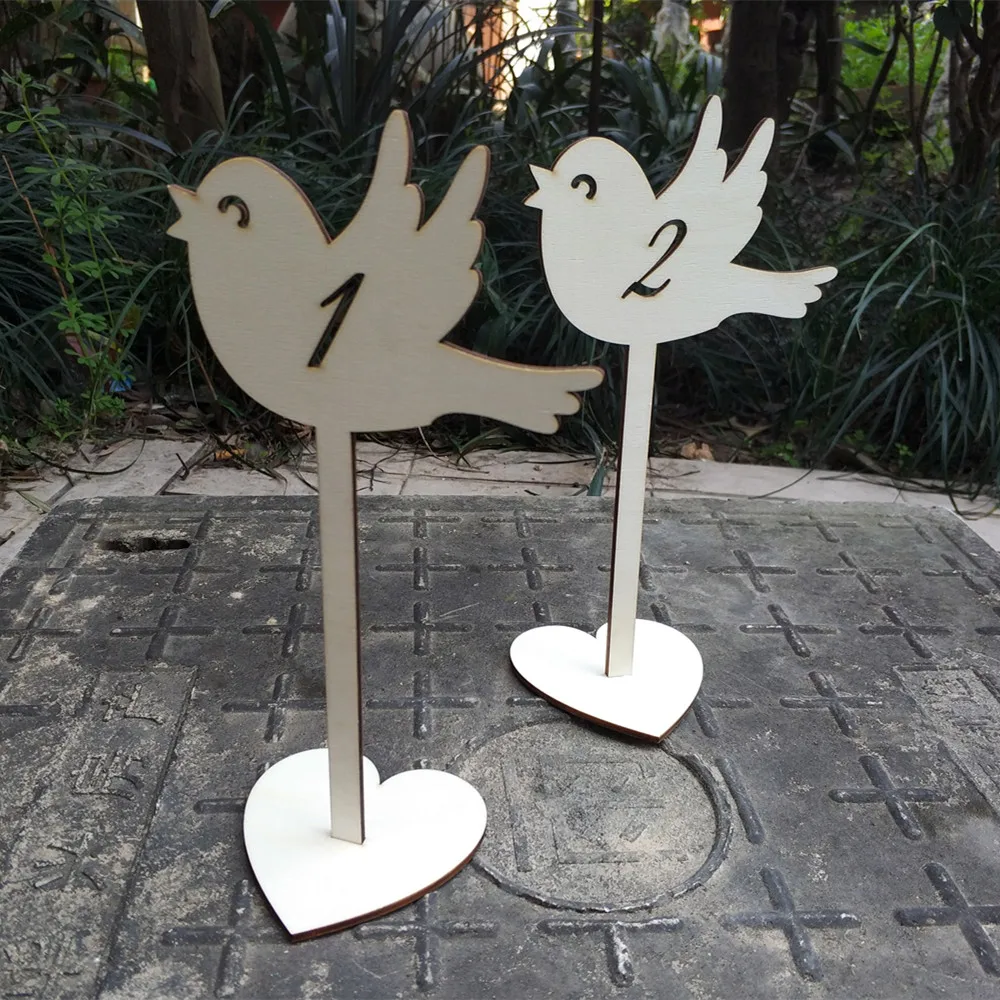 Деревянный стол с надписью Love Bird номер 1 10/11 20 отдельно стоящее ремесло для