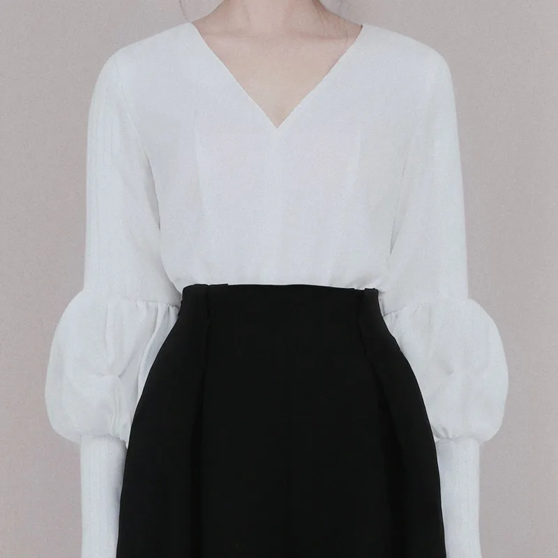 Женский офисный комплект из двух предметов Max Spri белый топ с V образным вырезом и