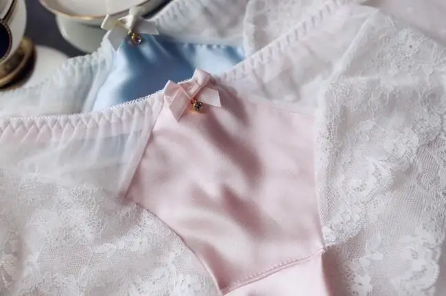 Реальные фотографии M L XL Милая Лолита Kawaii Сексуальная атласная Женская пижама с кружевом Стразы бант трусики Нижнее белье Короткие стринги Нижнее белье WP545