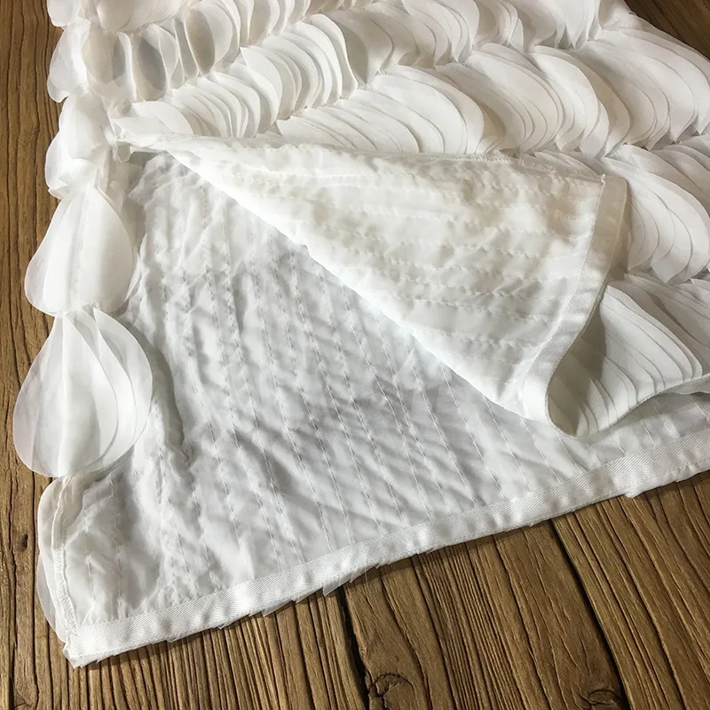 Летнее платье 2018 белое шифоновое с треугольным вырезом на тонких бретельках без