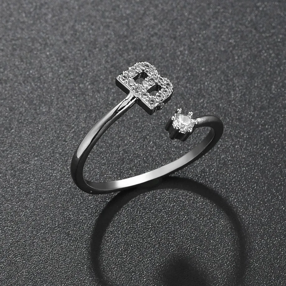 Простое кольцо в классическом стиле с белым золотом и буквами из циркония 26 для