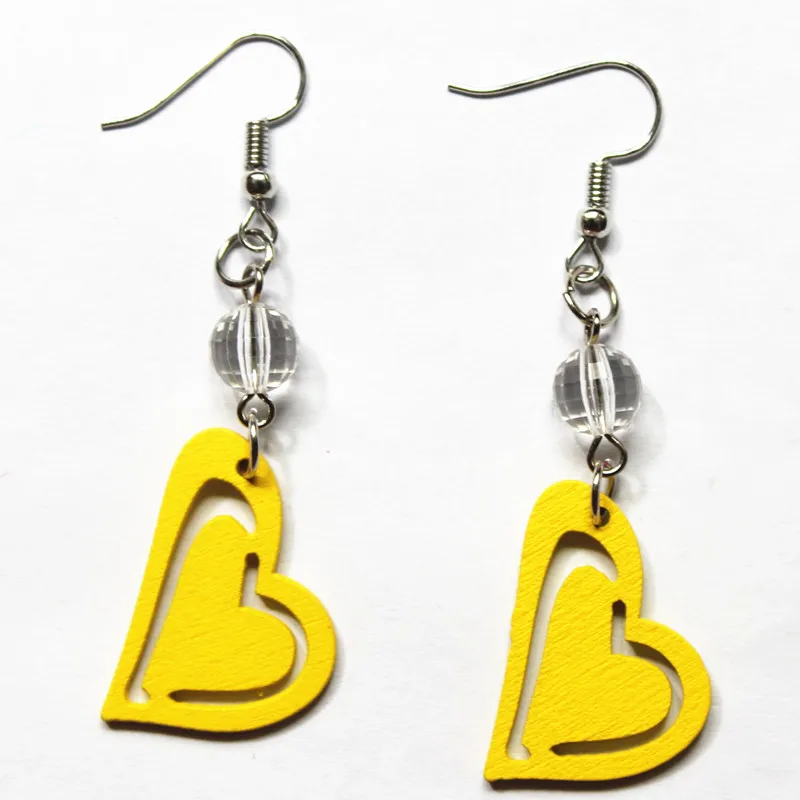 Разноцветные деревянные серьги в форме сердца красные зеленые синие оранжевые