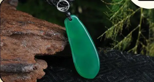 Ручная подвеска в виде зеленых чашек и бобов символизирует хорошее состояние |