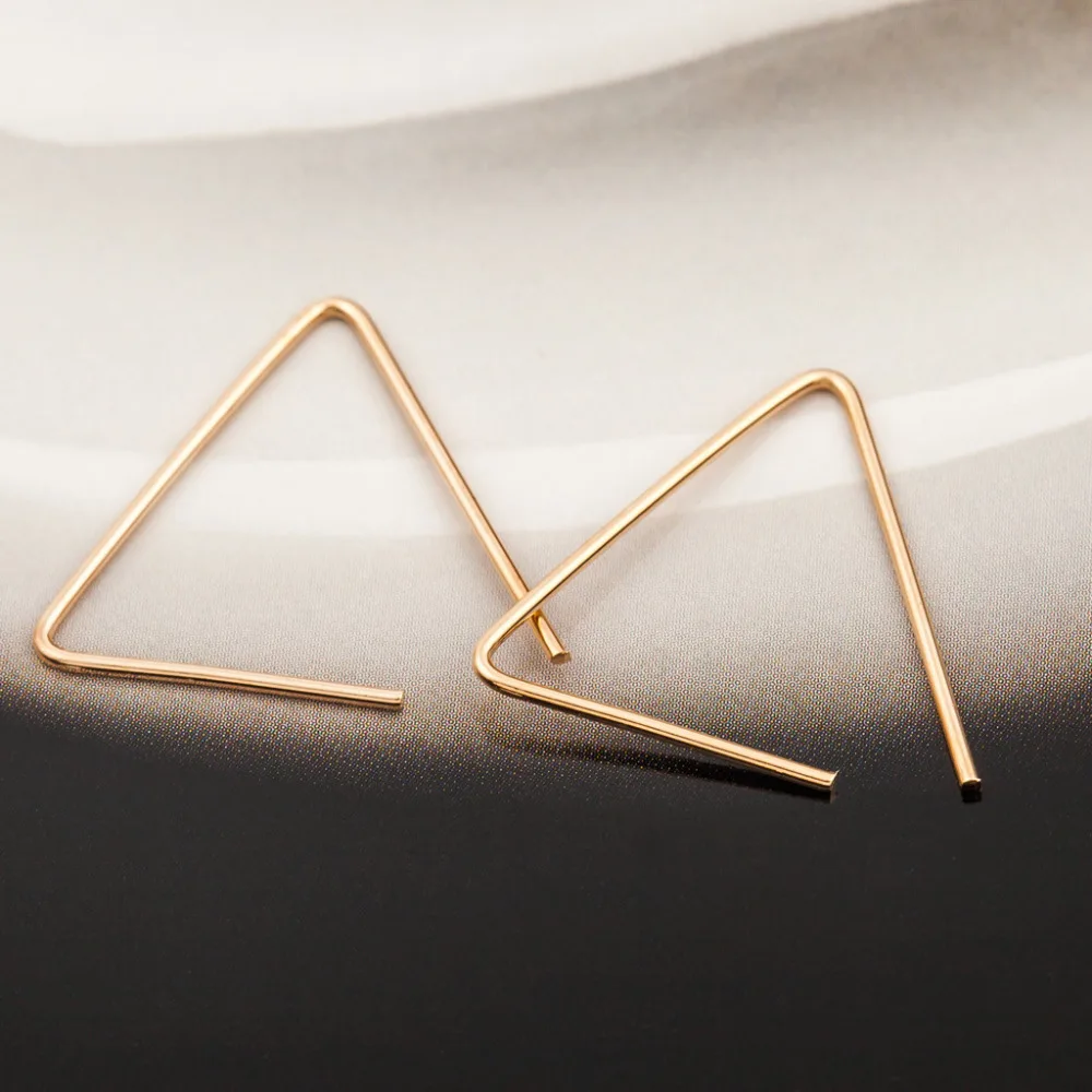 Простые геометрические треугольные серьги гвоздики золотые серебряные черные
