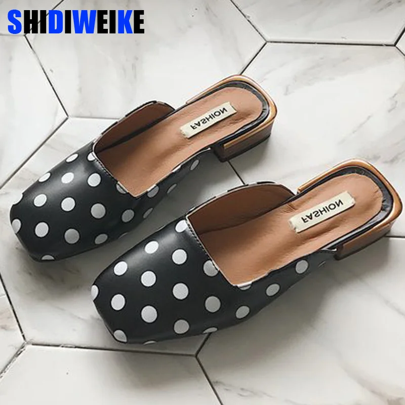 Женская обувь; шлепанцы без задника в горошек; zapatos mujer; коллекция года; сезон лето; модные шлепанцы с квадратным носком; тапочки с закрытым носком; лоферы; цвет черный, белый