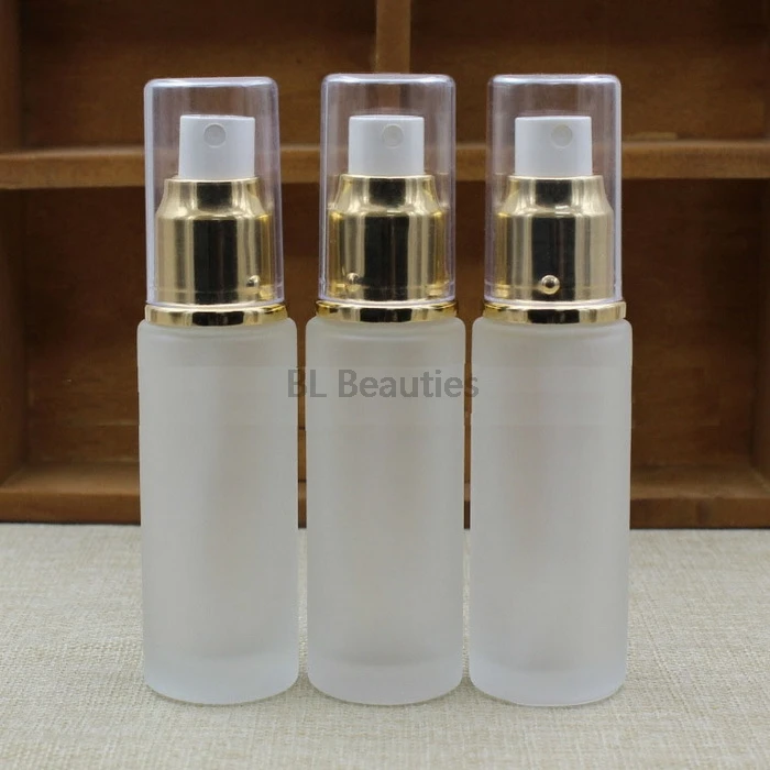 Прозрачная матовая стеклянная бутылка с распылителем алюминиевой крышкой