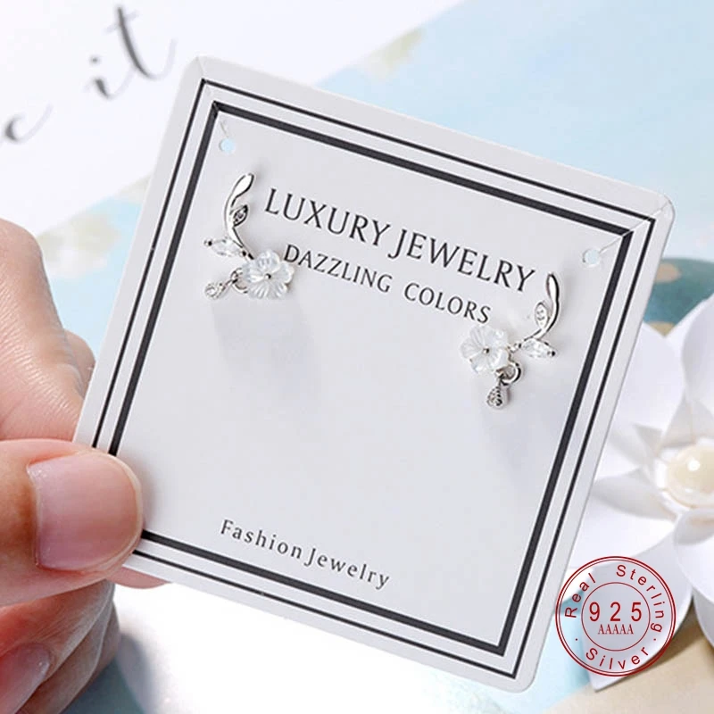 Серьги-гвоздики "Цветок из натуральной раковины с кристаллическим листом" серебристого цвета для девочек в подарок.