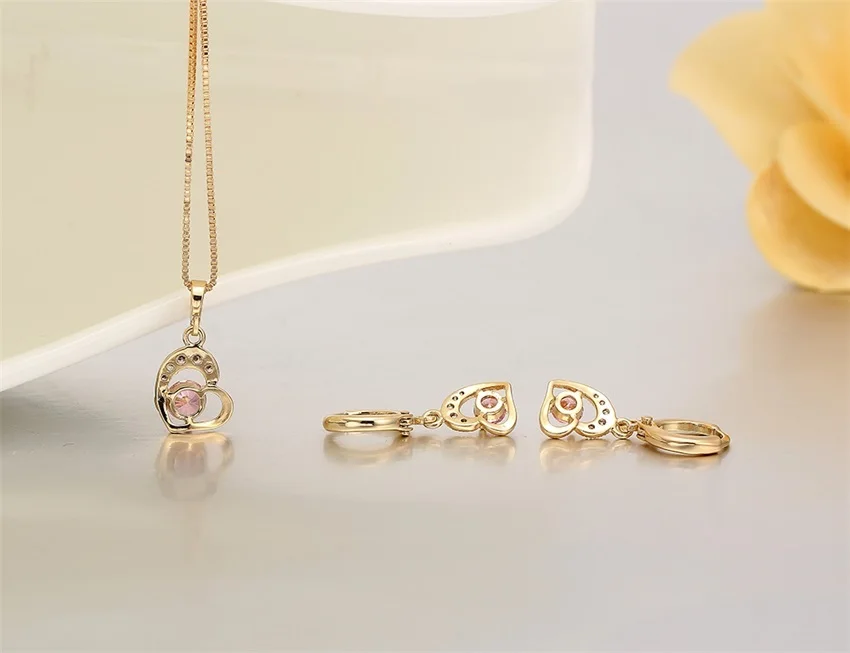 Маленький милый кулон в виде персикового сердца с розовым кубическим цирконием