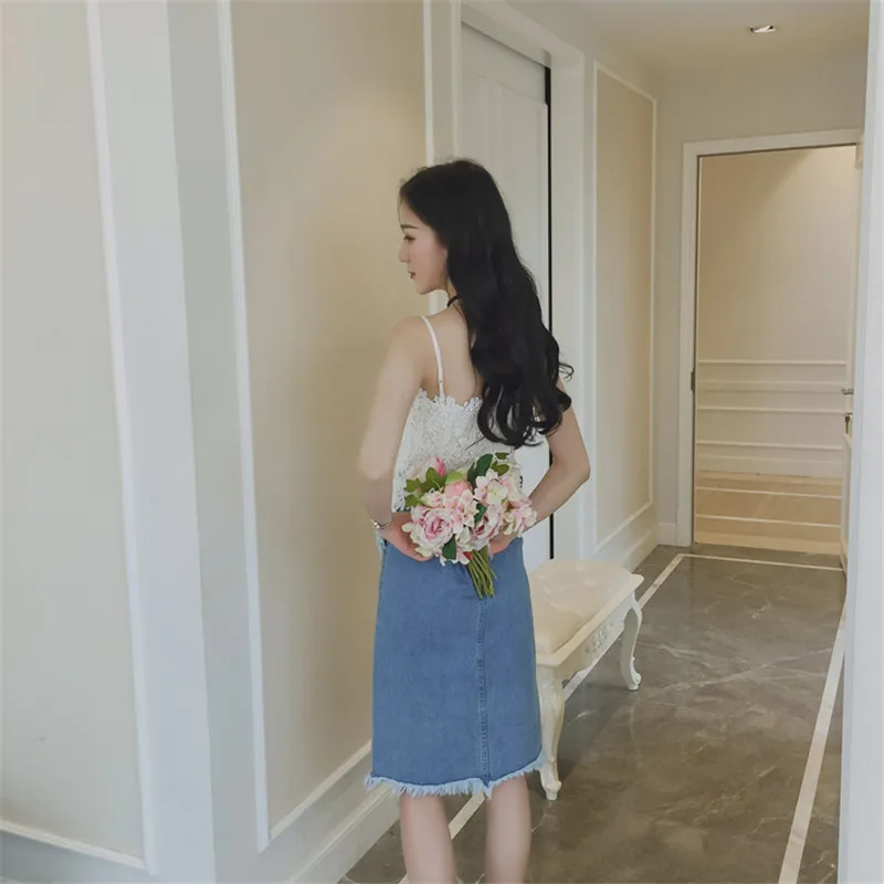 Женский укороченный топ на бретельках белый кружевной с бретельками черный YJZ081