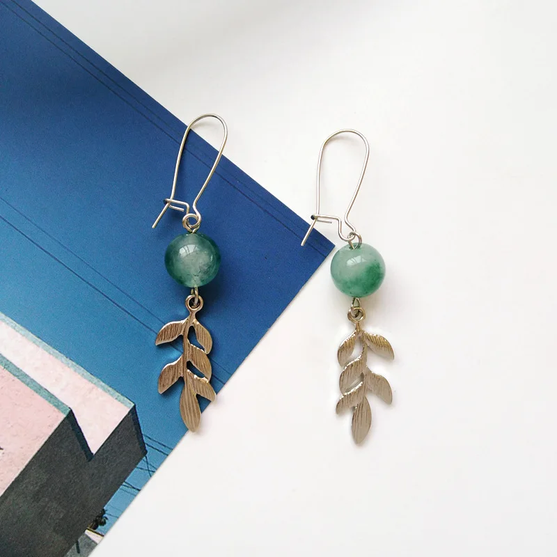 Серьги подвески женские геометрической формы с бусинами и листьями зеленого
