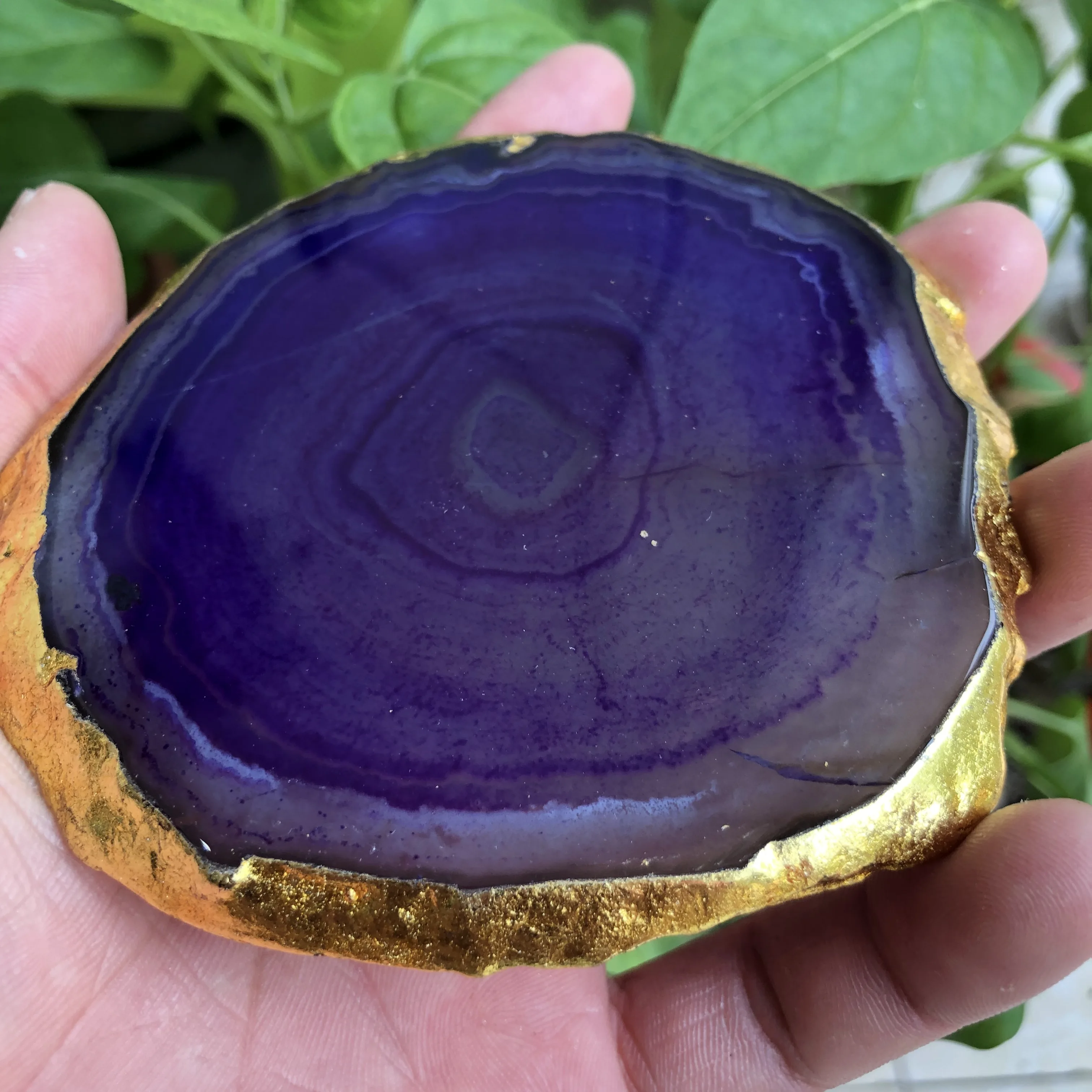 Изолированная Хрустальная тарелка для берега натуральная нефть с золотыми