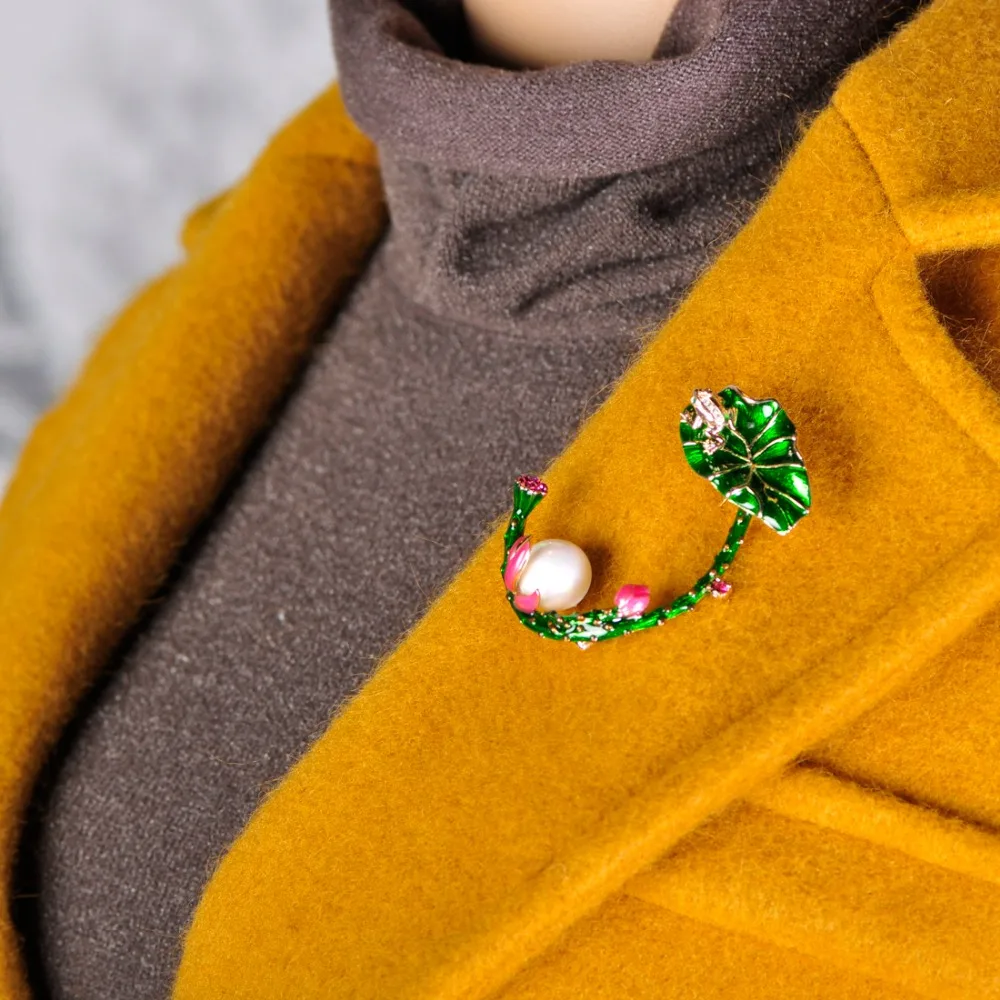 Броши Funmor в форме лягушки с зелеными листьями лотоса яркие эмалированные