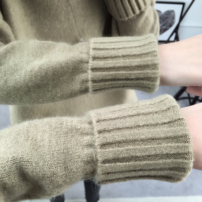 Женский свободный пуловер с высоким воротником вязаный утепленный на осень и