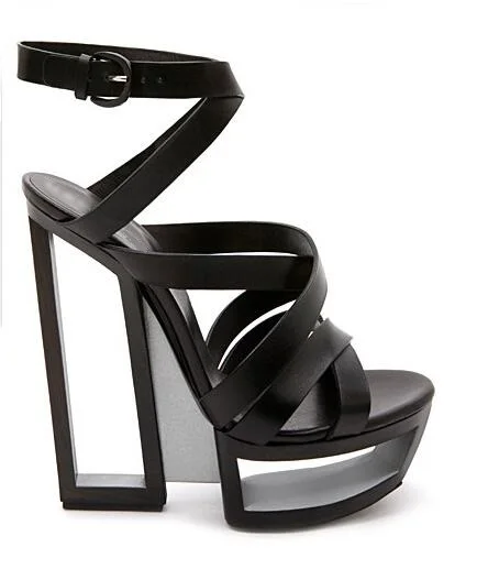 Женские босоножки на необычном каблуке черные белые с вырезами платформе