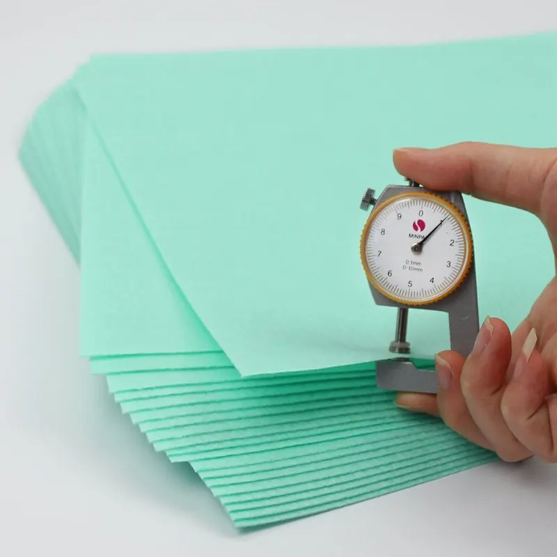 Однотонный зеленый тканевый ворс 30х30см горошек нетканный чистый цвет куски