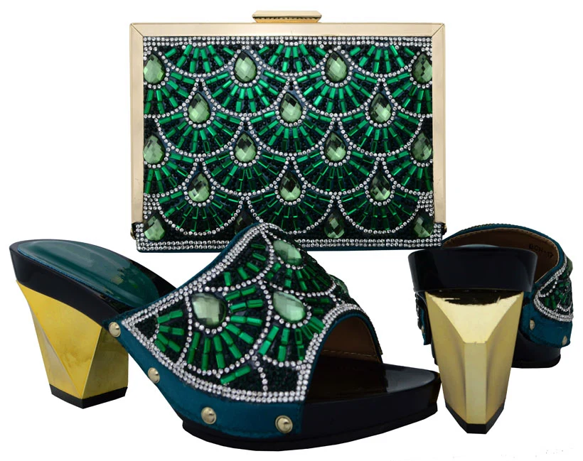 Новый комплект из обуви и сумки синего цвета украшенные стразами итальянских