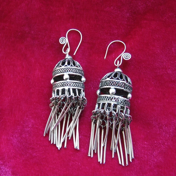 

Classical retro earrings handmade Miao silver hollow tassel earrings to catch the wonders of the same paragraph with the earring