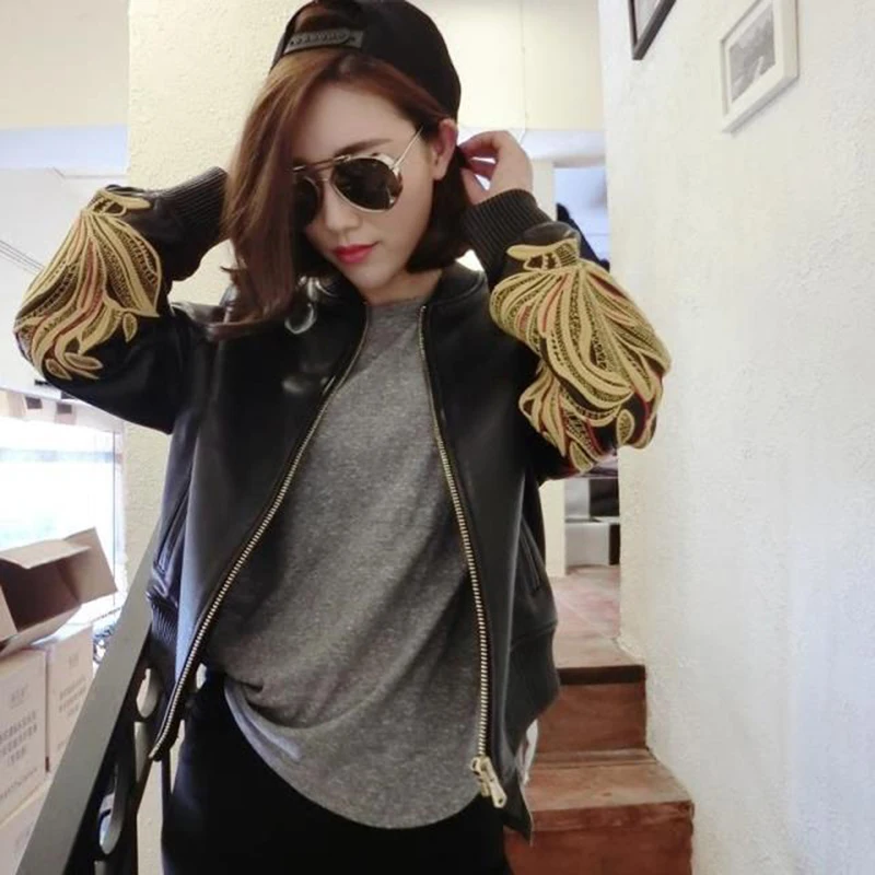 Женская кожаная куртка бомбер RUGOD черная Повседневная приталенная с цветочной