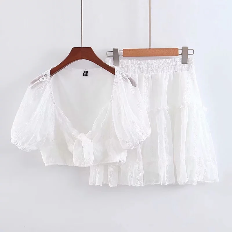 Женский спортивный костюм из двух предметов белый топ с вышивкой и юбка высокой