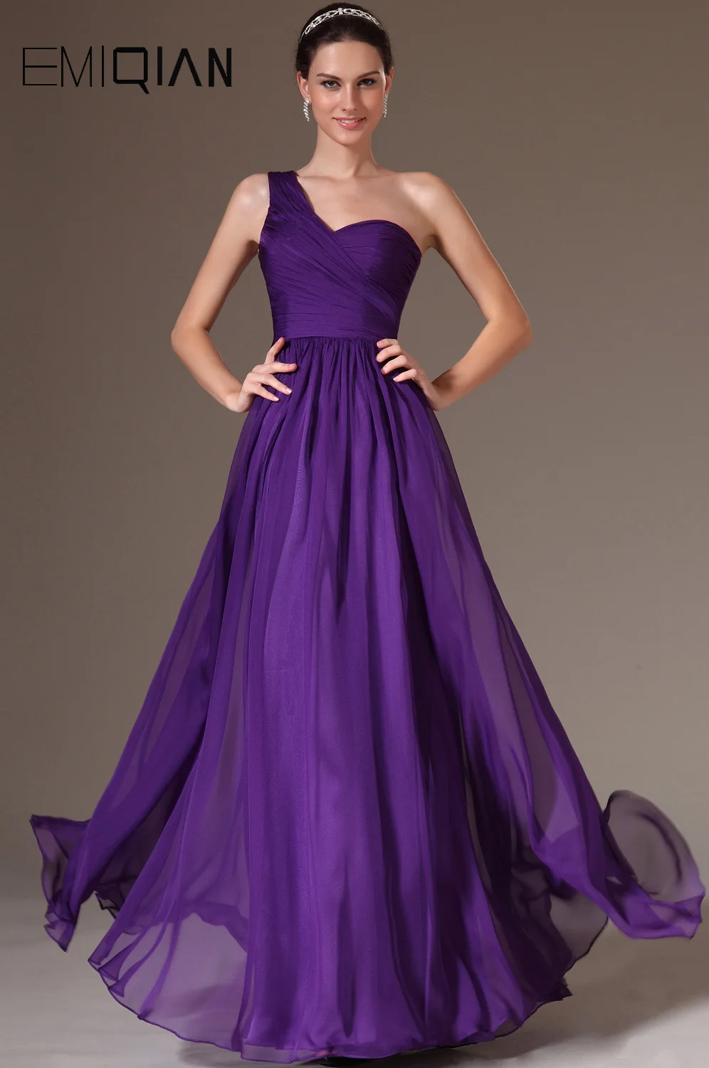Фиолетовое вечернее платье в пол