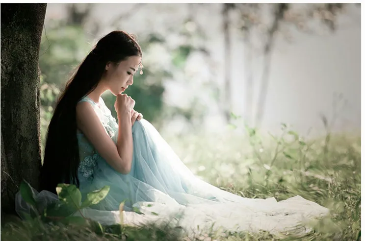 Женское вечернее платье без рукавов бледно голубое длинное с вышивкой и кружевом