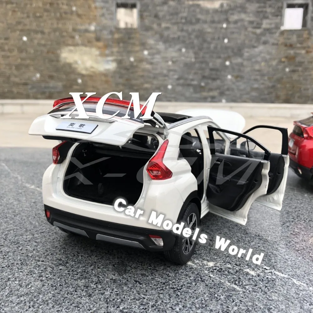 Литая модель автомобиля для Eclipse Cross 1:18 (белый) + маленький подарок! |