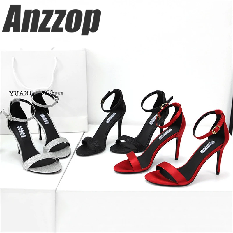 Босоножки на очень высоком каблуке с пряжкой одной пуговице и открытым носком