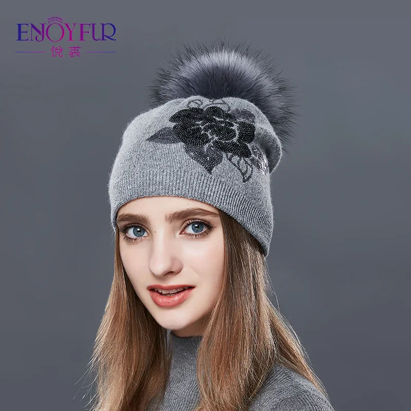 Enjoyfur зима Шапки для Для женщин енота Мех Pom Hat цветок Вышивка двойной Слои вязаный