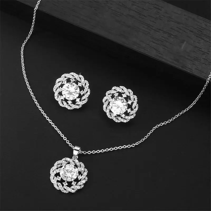 Комплект из колье и серёг гипоаллергенного циркона