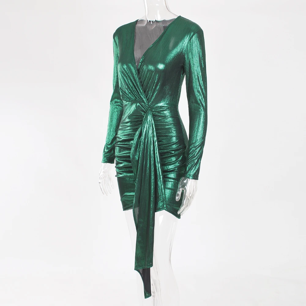 Изумрудно-зеленое вечернее платье с длинными рукавами и глубоким V-образным