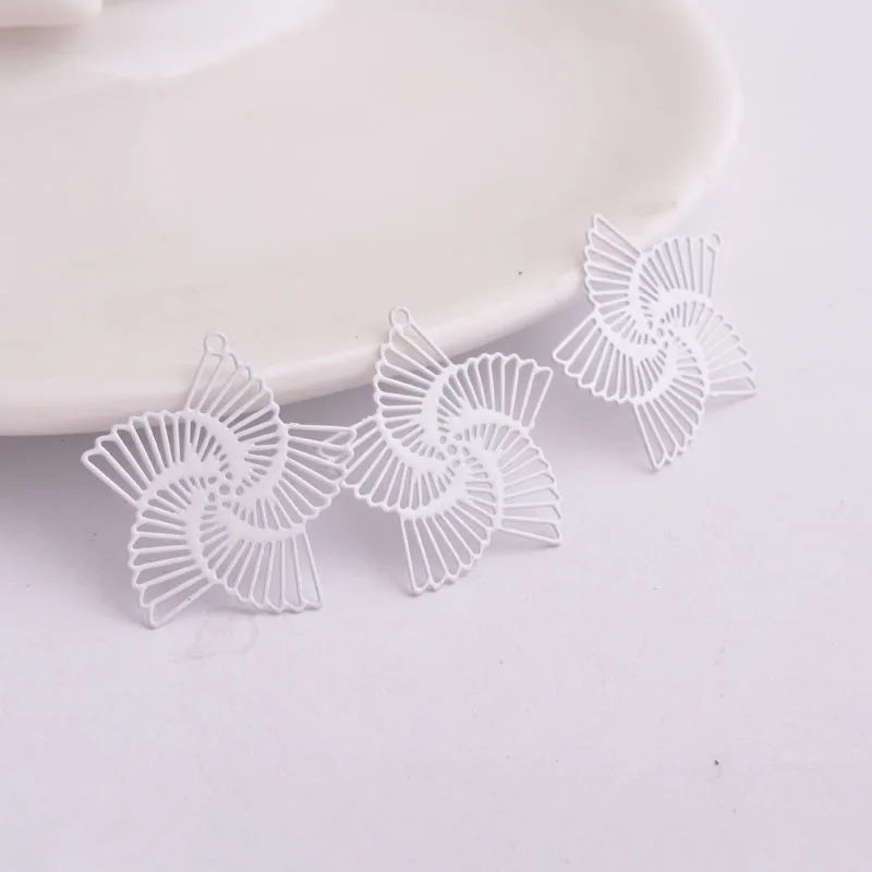 White 100 шт AB1298 красочные латунные филигранные Цветные Цветочные амулеты металлические темно-синие Красные Подвески DIY филигранные для изготовления бижутерии - Окраска металла: White