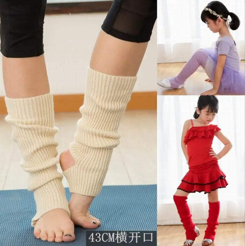 Женские зимние леггинсы с длинными тёплыми носками и вязаными леггинсами.