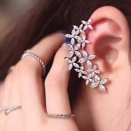 Серьги пусеты Be 8 Элегантные корейские серьги из прозрачного камня с
