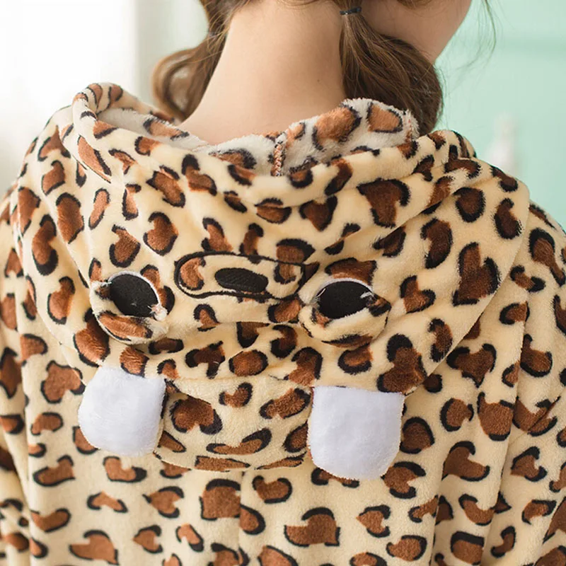 Пижама кигуруми женская с леопардовым принтом фланелевая теплая комбинезон для