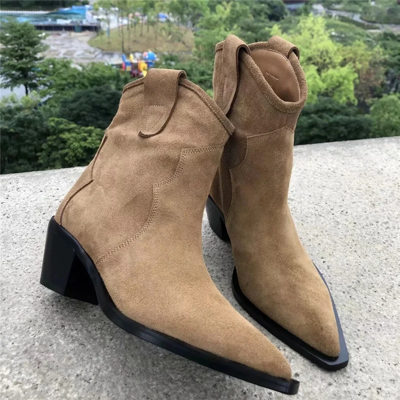 Лаконичные замшевые короткие сапоги женские рыцарские на квадратном каблуке
