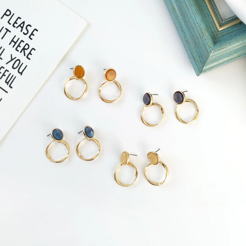 

2019 Fashion twist resin Earrings exquisite girls Retro metal earrings for women Circular geometric gold stud earrings wholesale