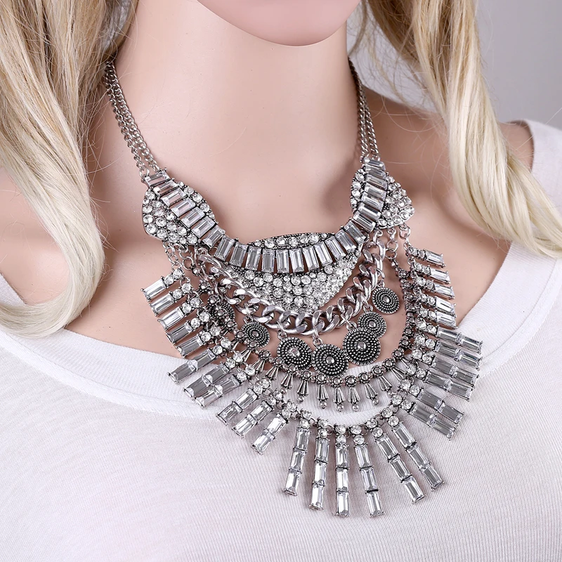 

Fashion Vintage Statement Necklace for Women Alloy Antique Silver Plated Inlaid Rhinestones Pendant Necklace Party Jewelry 1428
