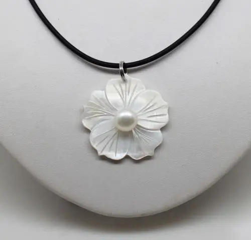 

Beautiful Natural White Freshwater Mother Of Pearl Shell Flower Pendant Necklace
