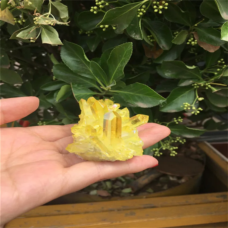 Натуральный и красивый образец желтого кварца кристалла совокупного минерала |
