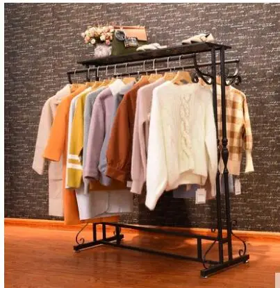 В магазине одежды показана железная стойка для из текстиля с железной стойкой от