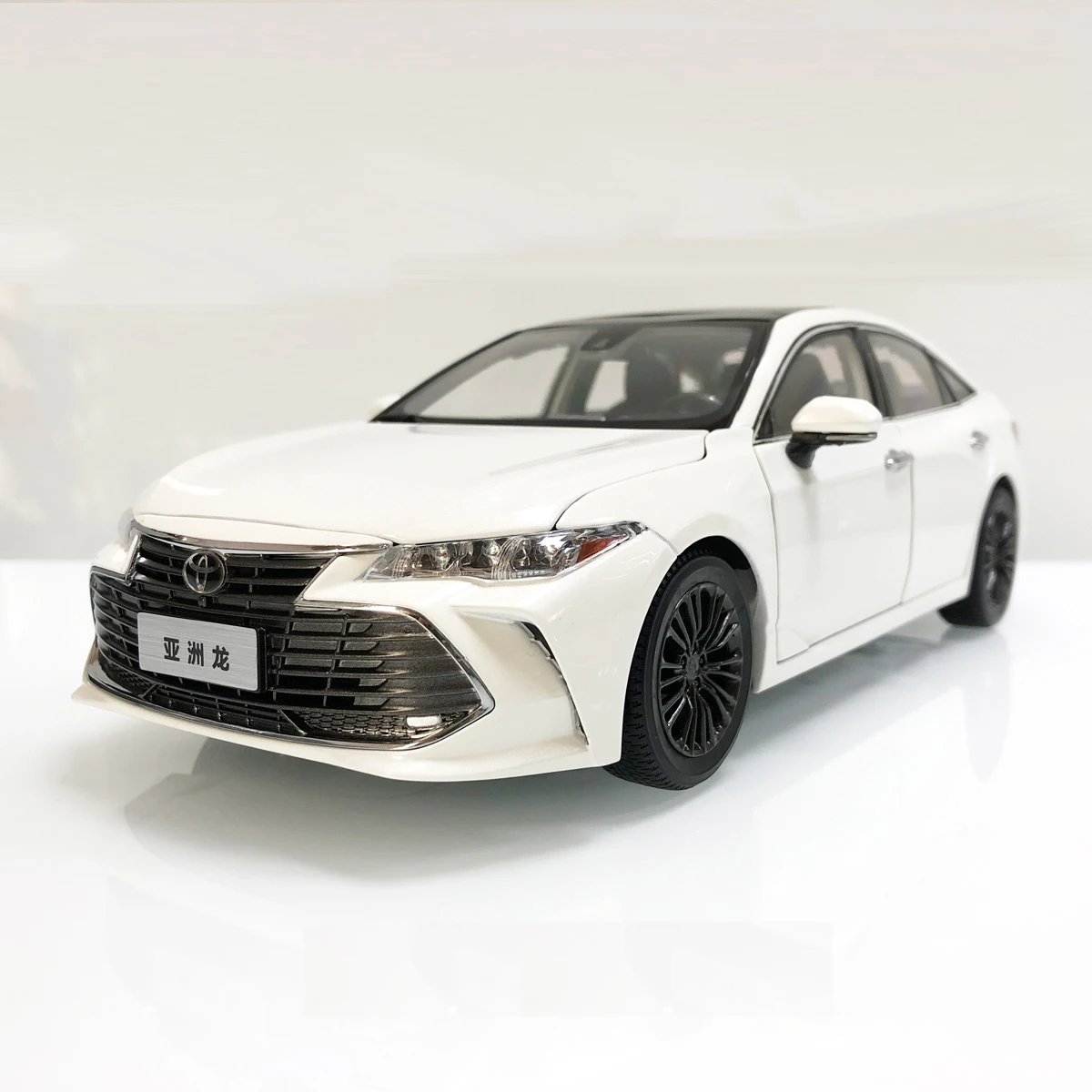 

Литая модель автомобиля 1:18 для автомобилей Avalon 2019, белый седан, игрушечный автомобиль из сплава, миниатюрный коллекционный подарок